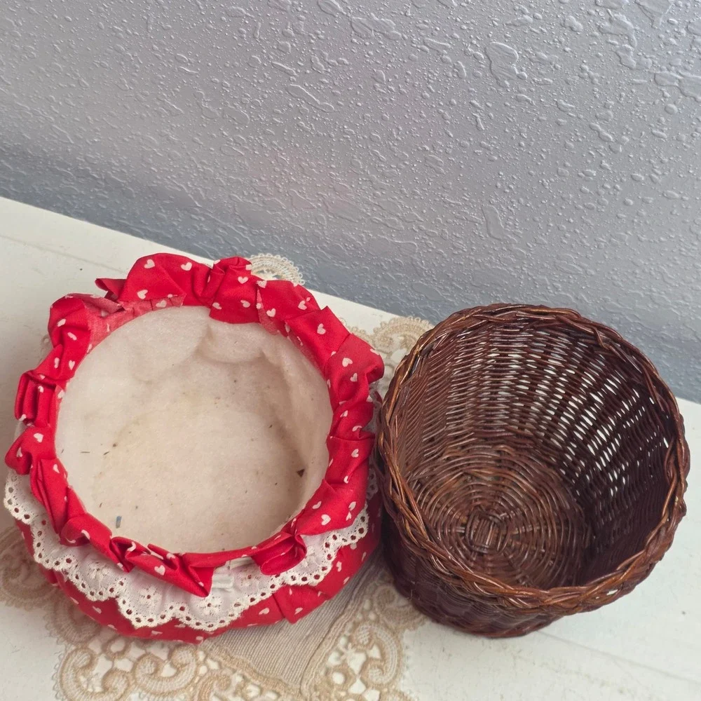 Vintage Style Red Heart Print Wicker‎ Basket with Padded Lace Trim Cover Round